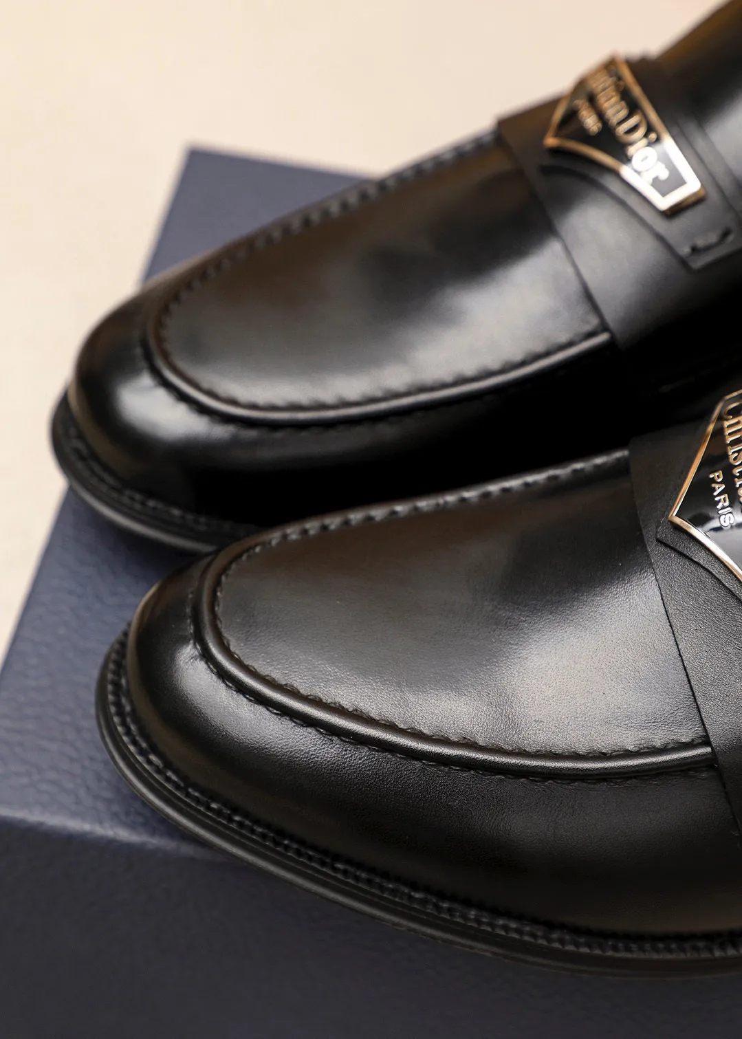Men's shoes 💰480 💐 Product trademark: Dior "Dior" casual leather shoes Regular size: 39-44 (38.45.46🉑️Customized) Product materials: Selected Italian imported first-layer calfskin upper + classic hardware buckle, imported water-dyed 🐂 cowhide lining. Strong three-dimensional visual effect, original outsole color: 1⃣️color optional